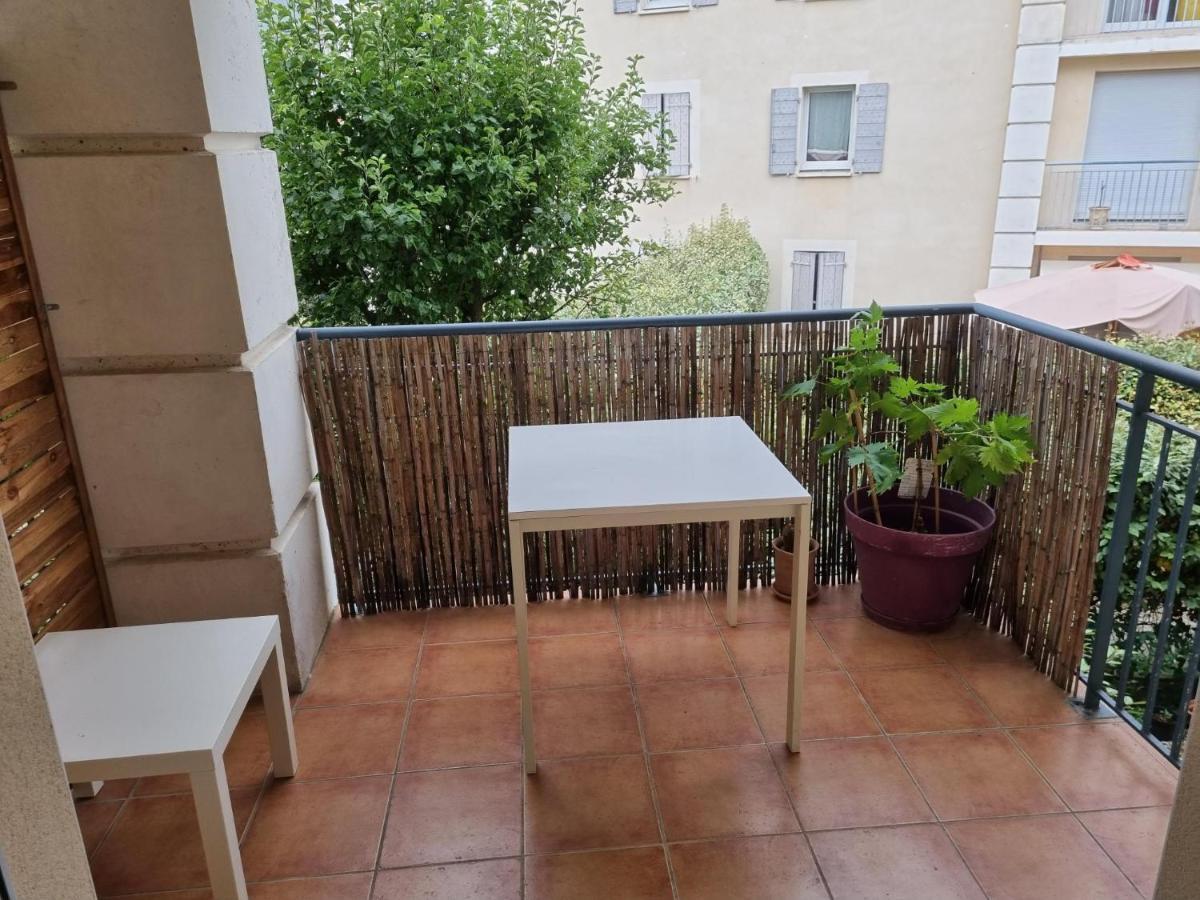 Appartement 1 Chambre Avec Piscine Uzes Exterior photo